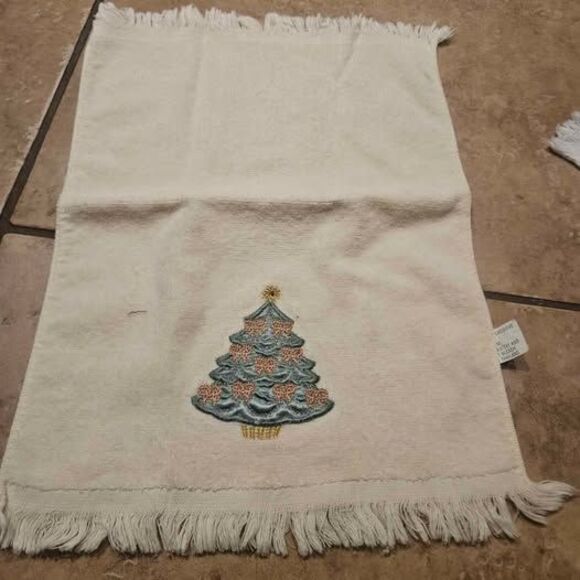 Set of 2 Christmas Embroidered White Hand Towels - Picture 6 of 8